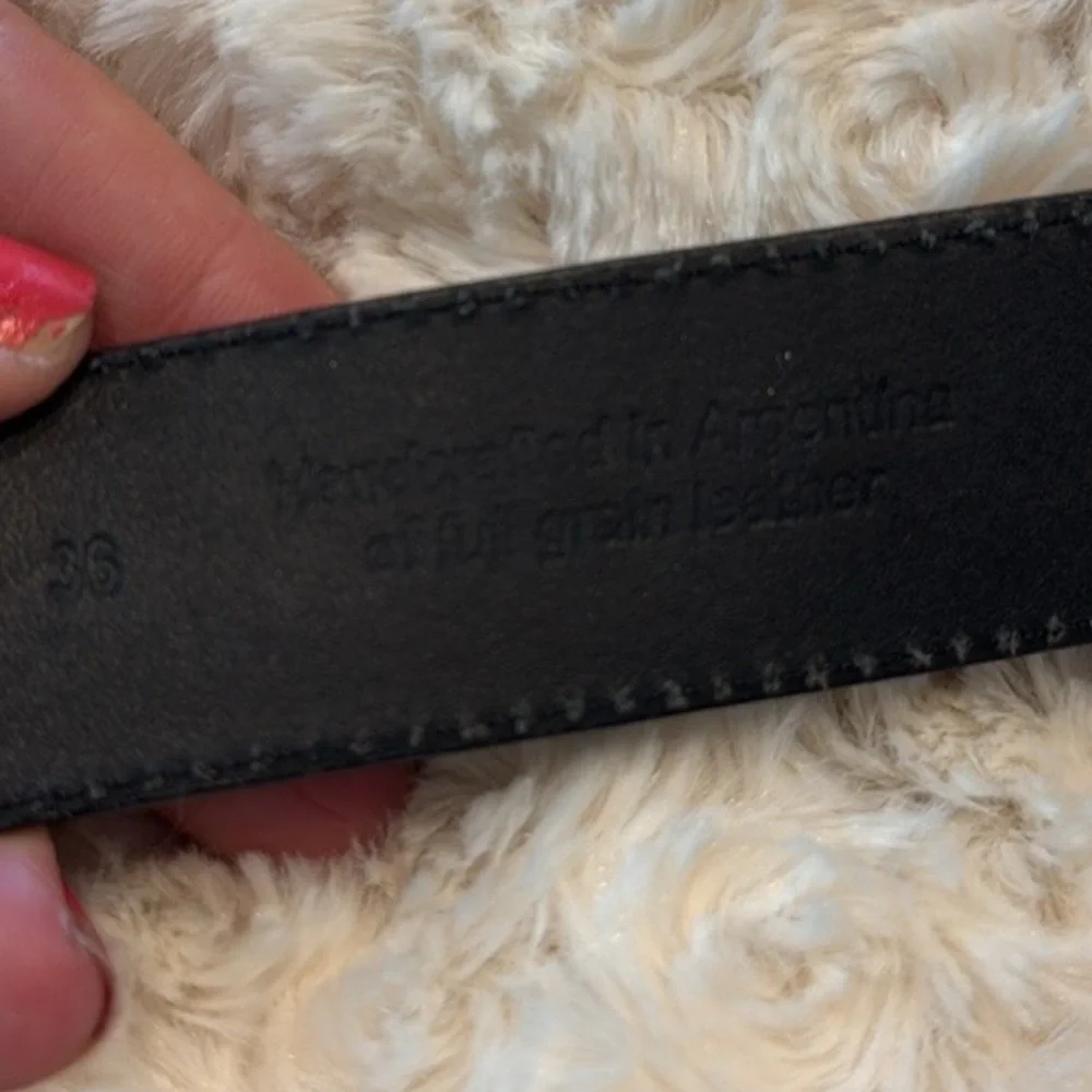Textured Black Leather‎ Belt Shabby Silver Buckle Tapers Toward Belt Holes 36